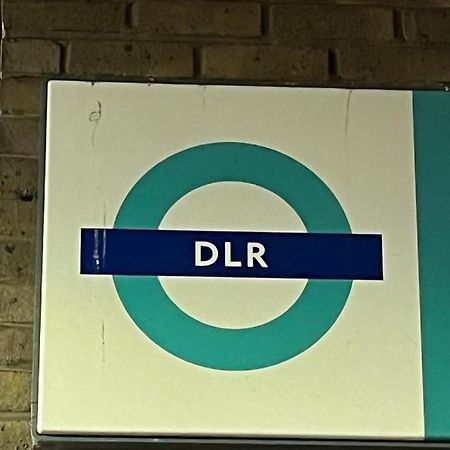 Luxurious Dlr Apartment Londra Exterior foto