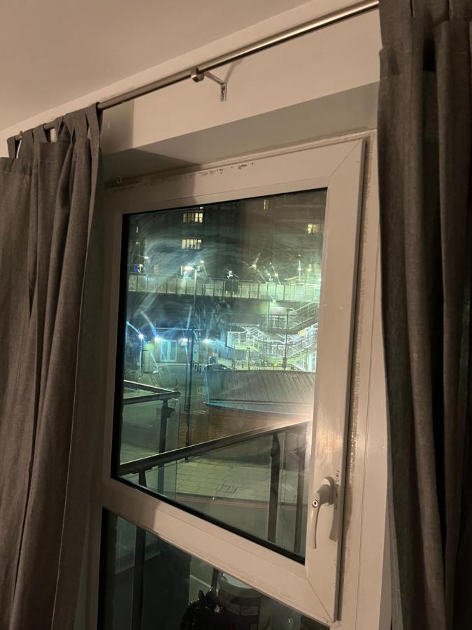 Luxurious Dlr Apartment Londra Exterior foto