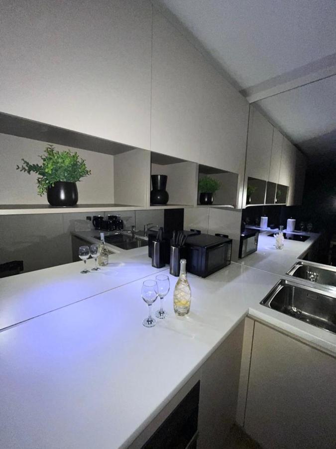 Luxurious Dlr Apartment Londra Exterior foto