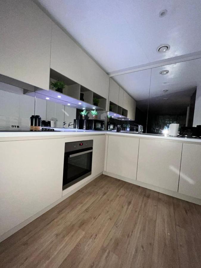 Luxurious Dlr Apartment Londra Exterior foto